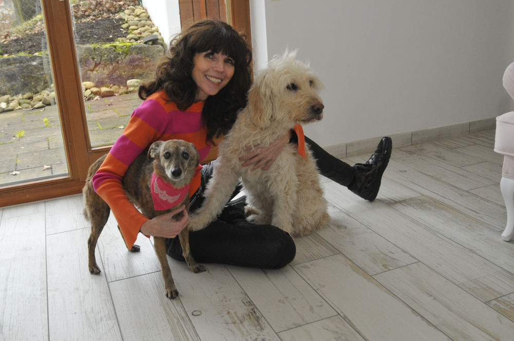 Elke Reinhardt mit Bonnie und Bambi im Hundesalon Pfötle Paradies