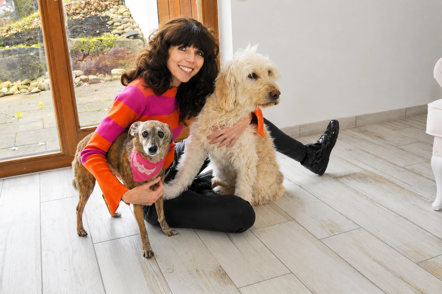 Elke Reinhardt mit Bonnie und Bambi im Hundesalon Pfötle Paradies